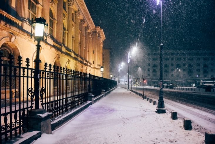 Știri de azi | VIDEO Iarna s-a întors puternic în România: În sudul țării ninge de ore bune – Sute de utilaje intervin - Știri de azi | 