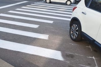 Știri de azi | Dorel dă lovitura și în Brăila! O trecere de pietoni a fost mutată din fața școlii direct în buza unei parcări. Elevii, în pericol - Știri de azi | 