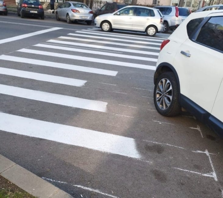 media-174255263790878300.jpg - Știri de azi Știri de azi | Dorel dă lovitura și în Brăila! O trecere de pietoni a fost mutată din fața școlii direct în buza unei parcări. Elevii, în pericol - Știri de azi |