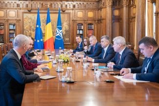 Știri de azi | Concluziile discuţiilor lui Ilie Bolojan cu instituţiile responsabile de alegeri: S-a decis înfiinţarea unui grup de lucru pentru o bună coordonare şi colaborare între AEP, BEC, CNA, ANCOM / Cel puţin acelaşi număr de secţii de vot în străinătate - Știri de azi | 