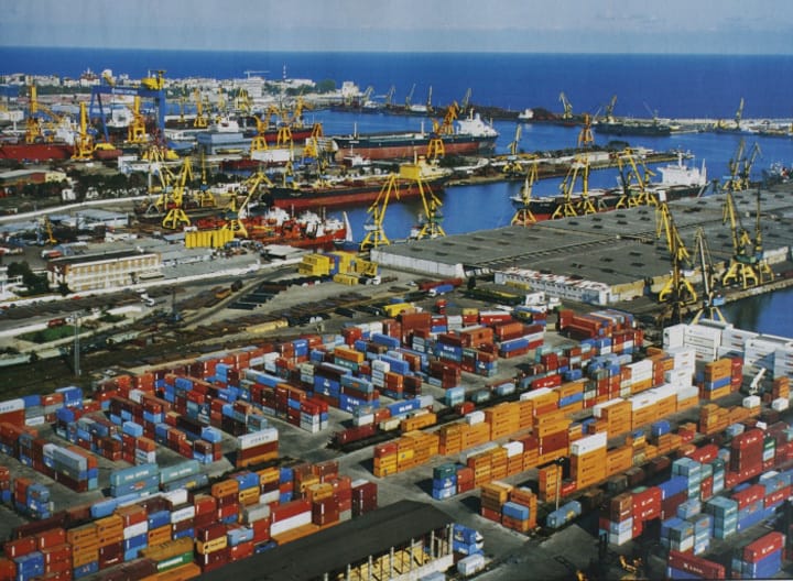 port-constanta.jpg - Știri de azi Știri de azi | Analist economic: România are toate şansele să devină hub regional în domeniul logistic, al producţiei si al serviciilor transfrontaliere la Marea Neagră. Putem atrage investiţii de aproape 50 de miliarde de euro în următorii 15 ani în regiune - Știri de azi |