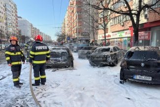 poza-masini-incendiate.jpg - Știri de azi Știri de azi | Incendiu pe Calea Moşilor din Capitală/ O maşină a luat foc, iar flăcările s-au extins şi la alte autoturisme VIDEO - Știri de azi |