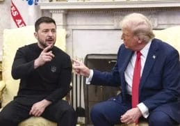 Președintele american Donald Trump discutând intens cu președintele ucrainean Volodymyr Zelensky în Biroul Oval, ambii lideri par să fie implicați într-o conversație serioasă.