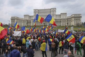 protest-pro-georgescu-006-inquam-photos-octav-ganea.jpg - Știri de azi Știri de azi | UPDATE – Câteva sute de susţinători ai lui Călin Georgescu, în Piaţa Constituţiei, de ziua de naştere a acestuia/ În paralel, are loc altă manifestaţie, iniţiată de AUR în faţa AEP, urmată de un marş spre Piaţa Victoriei/ Precizările Jandarmeriei – FOTO - Știri de azi |