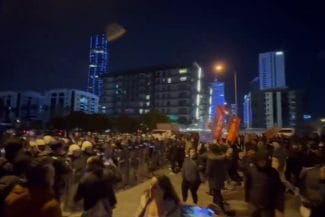 proteste-izmir-captura.jpg - Știri de azi Știri de azi | Turcia – Peste 1.130 de persoane au fost reţinute, între care şi mai mulţi jurnalişti. Noi apeluri la proteste după ce primarul arestat Ekrem Imamoglu a fost ales candidatul opoziţiei la alegerile prezidenţiale - Știri de azi |