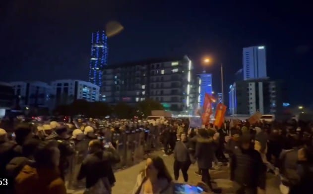 proteste-izmir-captura.jpg - Știri de azi Știri de azi | Turcia – Peste 1.130 de persoane au fost reţinute, între care şi mai mulţi jurnalişti. Noi apeluri la proteste după ce primarul arestat Ekrem Imamoglu a fost ales candidatul opoziţiei la alegerile prezidenţiale - Știri de azi |