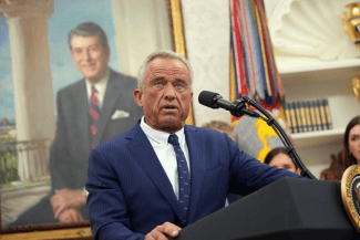 Știri de azi | SUA – Secretarul Sănătăţii Robert F. Kennedy Jr. ”antivaccin” îndeamnă la vaccinare împotriva rujeolei, în urma intensificării epidemiei din Texas şi laudă vaccinul împotriva rujeolei, rubeolei şi oreionului (RRO) într-un editorial pe site-ul Fox News - Știri de azi | 