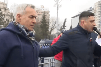 Știri de azi | Preşedintele AUR, George Simion, la protestul din Piaţa Victoriei: Marcel Ciolacu este co-autorul loviturii de stat din 6 decembrie / Călin Georgescu este un om care nu se teme! - Știri de azi | 