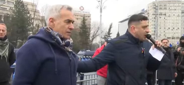 screenshot-2025-03-01-155832.png - Știri de azi Știri de azi | Preşedintele AUR, George Simion, la protestul din Piaţa Victoriei: Marcel Ciolacu este co-autorul loviturii de stat din 6 decembrie / Călin Georgescu este un om care nu se teme! - Știri de azi |