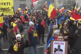 screenshot-2025-03-01-173211.png - Știri de azi Știri de azi | Manifestări violente la protestul organizat de AUR, în Capitală. Unii dintre participanţi au aruncat asupra forţelor de ordine cu sticle cu apă şi lăzi din plastic - Știri de azi |
