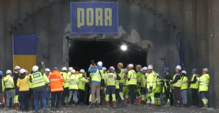 Știri de azi | UPDATE – Cristian Pistol (CNAIR): Etapă foarte importantă pentru construcţia autostrăzii Sibiu-Piteşti! S-a realizat străpungerea primei galerii a tunelului Momaia / Grindeanu: Este primul tunel rutier forat, construit pe o autostradă din România - Știri de azi | 