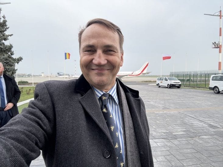 Știri de azi | Polonia consideră că UE ar trebui să ia unele decizii fără unanimitate. „Nu putem face Europa mai rezistentă atunci când efortul este sabotat de o singură ţară”, spune Radoslaw Sikorski - Știri de azi | 