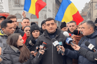 simion-protest.png - Știri de azi Știri de azi | Cinci deputaţi AUR sunt aşteptaţi marţi la Parchet / Simion: Sistemul corupt, condus de marionetele Marcel Ciolacu, Ilie Bolojan, Cătălin Predoiu foloseşte instituţiile statului pentru a suprima opoziţia reală şi vocea regăsită prin vot a poporului român - Știri de azi |