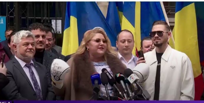 Știri de azi | Diana Şoşoacă şi-a depus candidatura pentru alegerile prezidenţiale, purtând mănuşi de box: Ordinul e să fiu respinsă / Nu se poate respinge un om de două ori pentru aceleaşi fapte / Şoşoacă susţine că le-a scris lui Trump, Vance şi Musk - Știri de azi | 