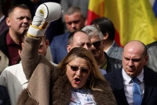 sosoacabox1.jpg - Știri de azi Știri de azi | Diana Şoşoacă şi-a depus candidatura pentru alegerile prezidenţiale, purtând mănuşi de box: Ordinul e să fiu respinsă / Nu se poate respinge un om de două ori pentru aceleaşi fapte / Şoşoacă susţine că le-a scris lui Trump, Vance şi Musk – FOTO - Știri de azi |