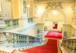 Interioare opulente ale Palatului Cotroceni, simbolizând miza alegerilor prezidențiale din 2025 în România.