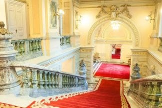 suveranisti_cotroceni - Știri de azi Știri de azi | Sondajul care dă fiori sistemului: suveraniștii câștigă detașat lupta pentru Cotroceni. Reziștii, în cădere liberă - Știri de azi | Interioare opulente ale Palatului Cotroceni, simbolizând miza alegerilor prezidențiale din 2025 în România.