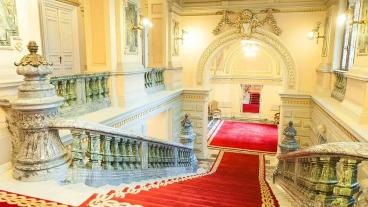 suveranisti_cotroceni - Știri de azi Știri de azi | Sondajul care dă fiori sistemului: suveraniștii câștigă detașat lupta pentru Cotroceni. Reziștii, în cădere liberă - Știri de azi | Interioare opulente ale Palatului Cotroceni, simbolizând miza alegerilor prezidențiale din 2025 în România.