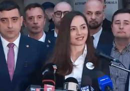 George Simion și Anamaria Gavrilă, înconjurați de susținători, la un eveniment electoral, anunțând depunerea candidaturilor la BEC.