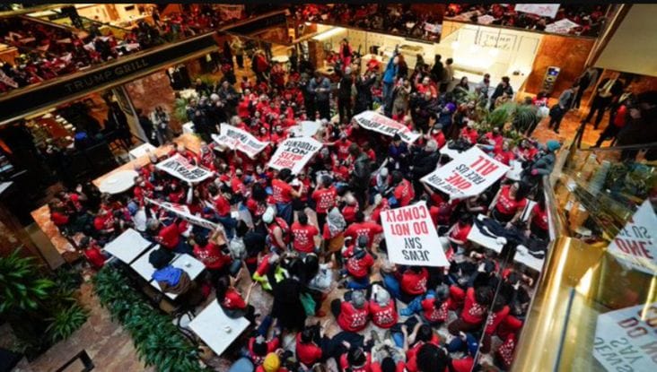 trump-tower-jewish-voice-for-peace-cnn.png - Știri de azi Știri de azi | Manifestanţi evrei propalestinieni iau cu asalt Trump Tower la New York şi cer eliberarea lui Mahmoud Khalil şi o ”Palestină liberă”. Poliţia din New York anunţă 98 de arestări - Știri de azi |