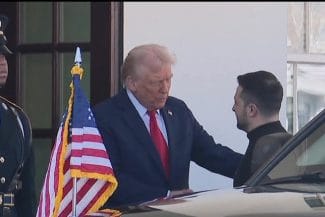 trump-zelenski-casa-alba.jpg - Știri de azi Știri de azi | UPDATE – Volodimir Zelenski a ajuns la Casa Albă, fiind întâmpinat personal de Donald Trump. Preşedintele SUA îi spune că va trebui să facă nişte compromisuri, dar nu atât de mari pe cât cred unii - Știri de azi |
