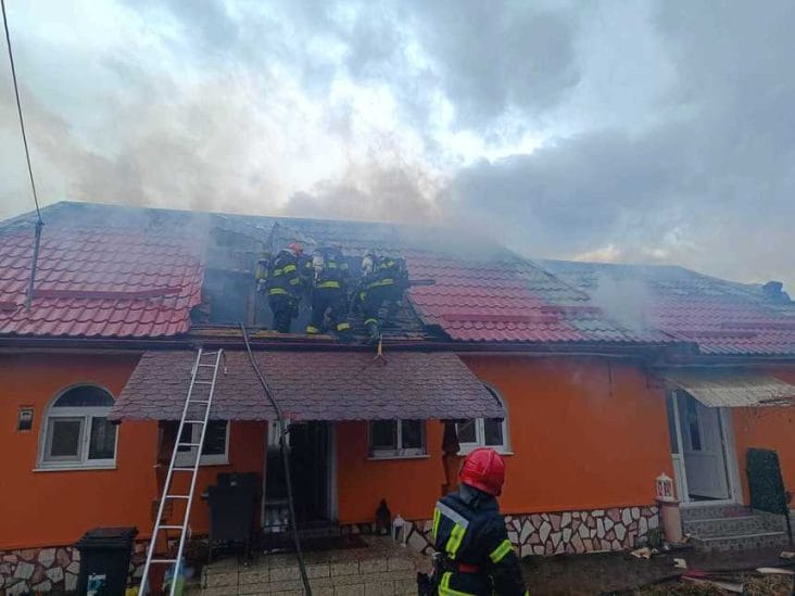 whatsapp-image-2025-03-11-at-13-58-14.jpg - Știri de azi Știri de azi | Hunedoara: Incendiu puternic la locuinţa unui fost procuror DIICOT care era păzit de poliţişti în urma unor ameninţări cu moartea / Agenţii au anunţat incendiul la 112 – FOTO / VIDEO - Știri de azi |