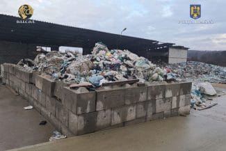 Știri de azi | Dolj: 26 de percheziţii în zece judeţe şi în Bucureşti la o grupare acuzată de înşelăciune şi spălarea banilor / Aceasta ar fi creat circuite economice fictive de reciclare a deşeurilor de ambalaje / 30 de persoane vor fi duse la audieri - Știri de azi | 