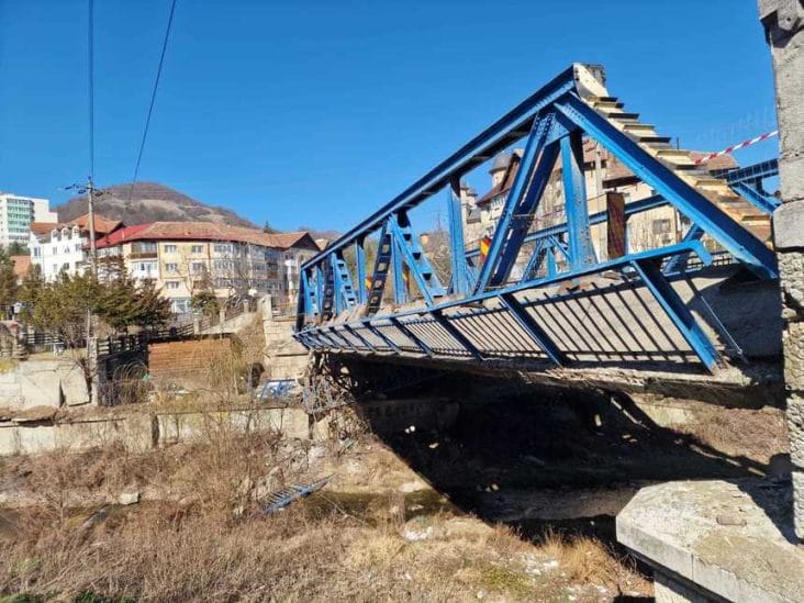 Știri de azi | Restricţii de trafic pe DN 10, la intrarea în oraşul Nehoiu, din cauza stării avansate de degradare a podului – FOTO - Știri de azi | 