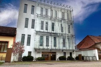 Știri de azi | Maternitatea Odobescu din Timişoara se mută în clădirea unui fost spital privat, după ce în vechiul sediu au căzut bucăţi de tavan - Știri de azi | 