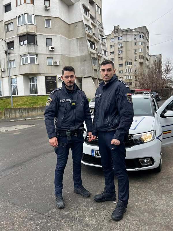 Știri de azi | Constanţa: Doi poliţişti au salvat un bărbat care intenţiona să se sinucidă, în Portul Tomis - Știri de azi | 