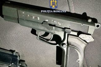 whatsapp-image-2025-03-20-at-18-00-56.jpg - Știri de azi Știri de azi | Constanţa: Un şofer a tras trei focuri de armă în urma unui incident în trafic, după care a fugit de la locul faptei / A fost oprit în trafic, iar în maşină poliţiştii au găsit trei pistoale cu gaz, o armă fiind introdusă în ţară fără drept – FOTO - Știri de azi |