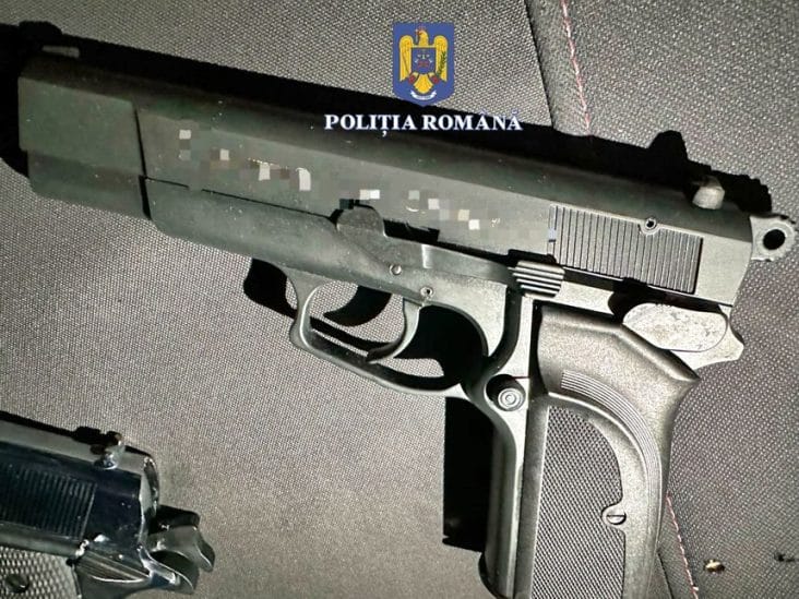whatsapp-image-2025-03-20-at-18-00-56.jpg - Știri de azi Știri de azi | Constanţa: Un şofer a tras trei focuri de armă în urma unui incident în trafic, după care a fugit de la locul faptei / A fost oprit în trafic, iar în maşină poliţiştii au găsit trei pistoale cu gaz, o armă fiind introdusă în ţară fără drept – FOTO - Știri de azi |