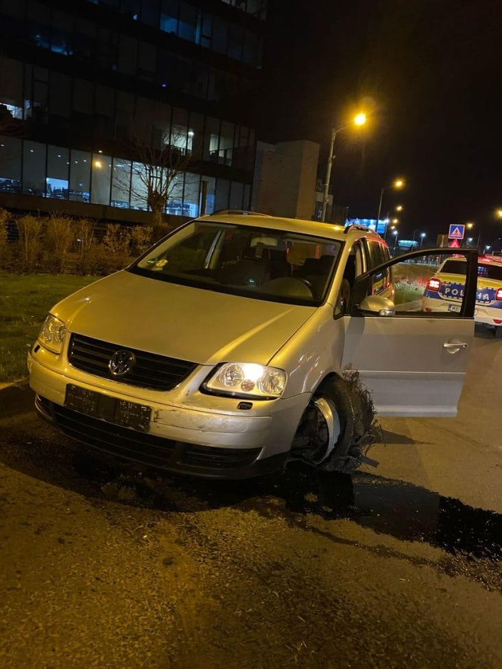 Știri de azi | Timişoara: Şofer urmărit de mai multe echipaje de poliţie, după ce nu a oprit la semnalul agenţilor/ A lovit o autospecială a Serviciului Rutier - Știri de azi | 