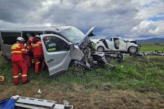 accident-microbuz-brasov-3-apr.jpg - Știri de azi Știri de azi | Braşov: O persoană a murit şi alte cinci au fost rănite după ce un autoturism şi un microbuz s-au ciocnit, pe DN 13/ Traficul este blocat - Știri de azi |