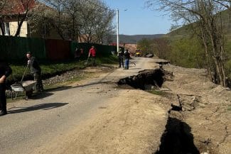 Știri de azi | UPDATE – Alba: Alunecare de teren în satul Lunca/ Accesul auto spre cele peste 50 de case aflate în amonte, restricţionat/ Trei persoane din zona afectată, evacuate la rude sau prieteni/ CLSU a dispus măsuri pentru restabilirea utilităţilor – FOTO - Știri de azi | 