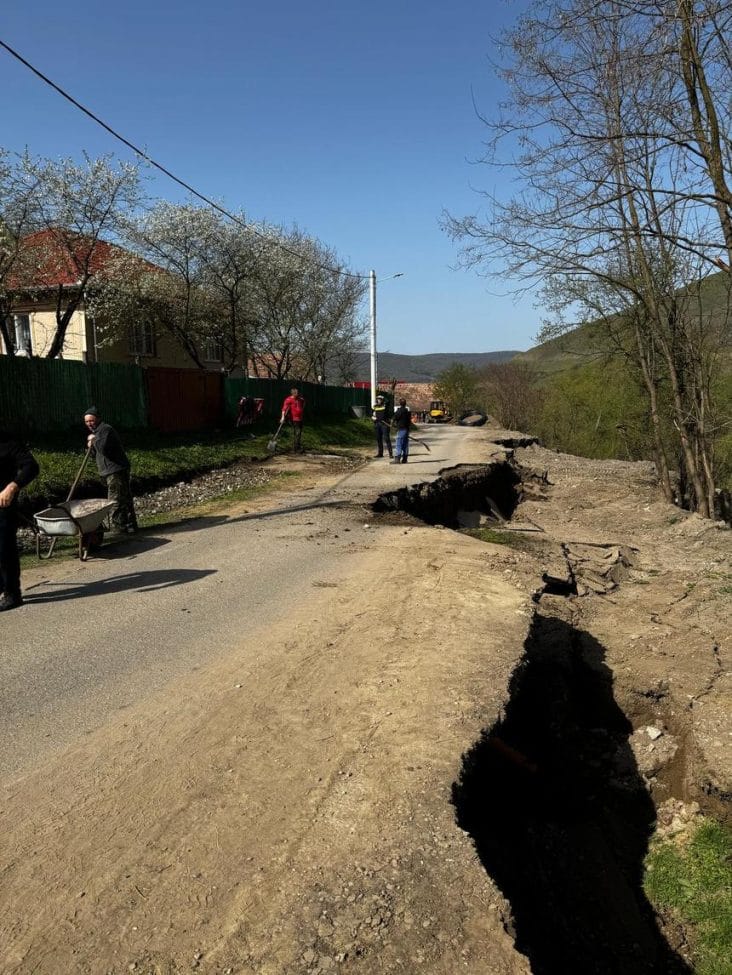 Știri de azi | UPDATE – Alba: Alunecare de teren în satul Lunca/ Accesul auto spre cele peste 50 de case aflate în amonte, restricţionat/ Trei persoane din zona afectată, evacuate la rude sau prieteni/ CLSU a dispus măsuri pentru restabilirea utilităţilor – FOTO - Știri de azi | 