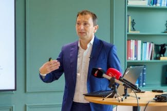 andrei-cionca-initiator-studiu-confidex.jpg - Știri de azi Știri de azi | Indicele CONFIDEX pentru semestrul 1 2025, aproape identic cu cel din S2 2024: Managerii sunt pesimişti în privinţa economiei globale – 64% cred că va merge mai prost. 95% dintre manageri cer investiţii în economia naţională - Știri de azi |