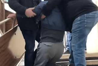 batran-ploiesti.png - Știri de azi Știri de azi | Control al DSP Prahova la o policlinică din Ploieşti, după ce imagini cu un pacient cu probleme locomotorii, târât pe scări de două persoane, au apărut în spaţiul public VIDEO - Știri de azi |