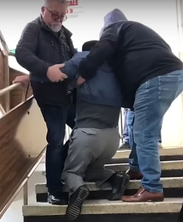 batran-ploiesti.png - Știri de azi Știri de azi | Control al DSP Prahova la o policlinică din Ploieşti, după ce imagini cu un pacient cu probleme locomotorii, târât pe scări de două persoane, au apărut în spaţiul public VIDEO - Știri de azi |