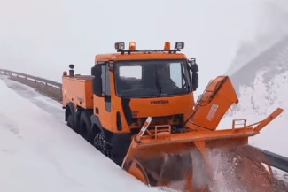 Știri de azi | Drumarii lucrează la deszăpezirea DN 67C – Transalpina – cu autofreze de mare capacitate / Circulaţia rămâne închisă până la finalizarea operaţiunii şi punerea în siguranţă a drumului – VIDEO - Știri de azi | 
