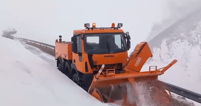 Știri de azi | Drumarii lucrează la deszăpezirea DN 67C – Transalpina – cu autofreze de mare capacitate / Circulaţia rămâne închisă până la finalizarea operaţiunii şi punerea în siguranţă a drumului – VIDEO - Știri de azi | 