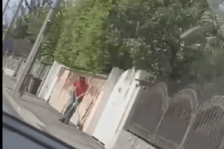 Știri de azi | Klaus Iohannis, surprins în imagini când mătura trotuarul din faţa casei sale din Sibiu – VIDEO - Știri de azi | 