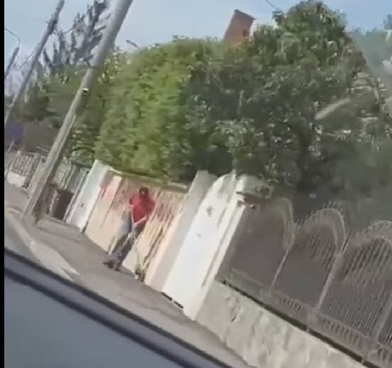 Știri de azi | Klaus Iohannis, surprins în imagini când mătura trotuarul din faţa casei sale din Sibiu – VIDEO - Știri de azi | 