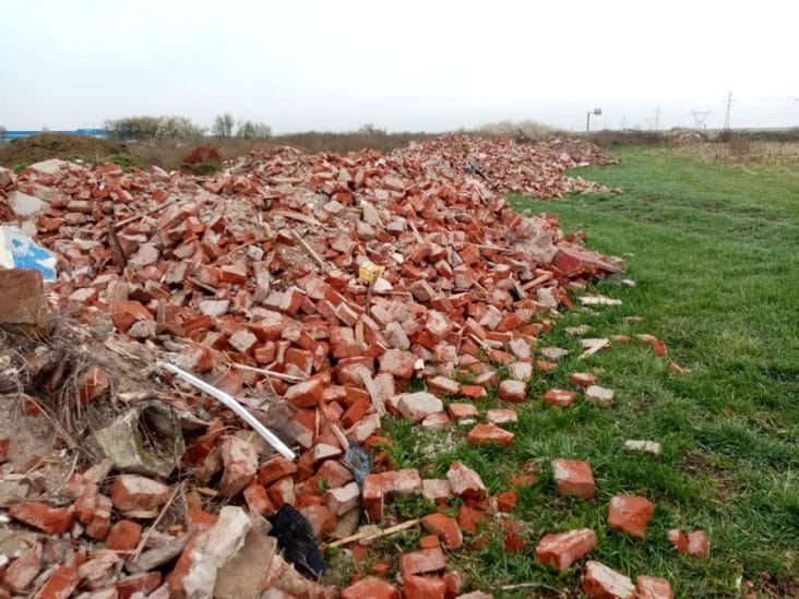 gunoaie-din-constructii.jpg - Știri de azi Știri de azi | Garda de Mediu Timiş a dat amenzi de peste 400.000 de lei unor firme care au depozitat deşeuri provenite din construcţii în zone neamenajate - Știri de azi |