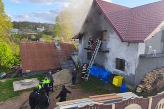 incendiu-suceava-26-apr.jpg - Știri de azi Știri de azi | Suceava: Două persoane, găsite inconştiente într-o casă în care a izbucnit un incendiu/ Victimele şi-au revenit şi sunt transportate la spital - Știri de azi |