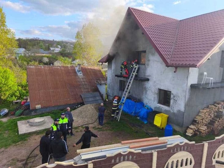 incendiu-suceava-26-apr.jpg - Știri de azi Știri de azi | Suceava: Două persoane, găsite inconştiente într-o casă în care a izbucnit un incendiu/ Victimele şi-au revenit şi sunt transportate la spital - Știri de azi |