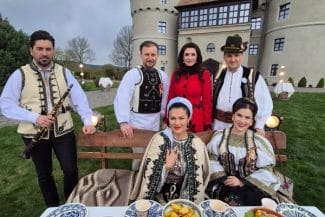 la-masa-de-pasti-2.jpg - Știri de azi Știri de azi | Emisiunea “La masa de Paşti”, de 24 de ani la TVR 1. Ediţia din acest an este filmată la Castelul Bethlen Haller – FOTO - Știri de azi |