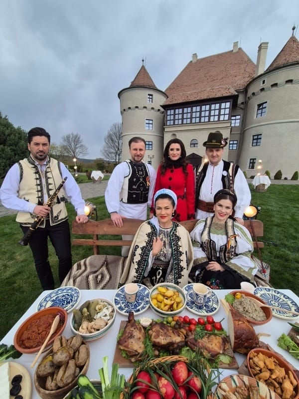 la-masa-de-pasti-2.jpg - Știri de azi Știri de azi | Emisiunea “La masa de Paşti”, de 24 de ani la TVR 1. Ediţia din acest an este filmată la Castelul Bethlen Haller – FOTO - Știri de azi |