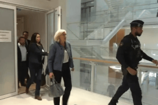 marine-le-pen-condamnata-bfmtv.png - Știri de azi Știri de azi | Marine Le Pen, condamnată în dosarul în care este acuzată de deturnare de fonduri publice. Ea nu va mai putea candida la alegerile prezidenţiale din 2027. Marine Le Pen a plecat de la tribunal înainte să-şi afle pedeapsa - Știri de azi |