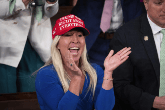 Știri de azi | Trumpista Marjorie Taylor Greene a investit pe bursă înainte ca Trump să suspende războiul comercial. Ea anunţă Congresul că a cumpărat acţiuni Apple, Amazon şi Merk de 21.000 până la 315.000 de dolari şi a vândut bonuri de Trezorerie între 50 şi 100.000 - Știri de azi | 